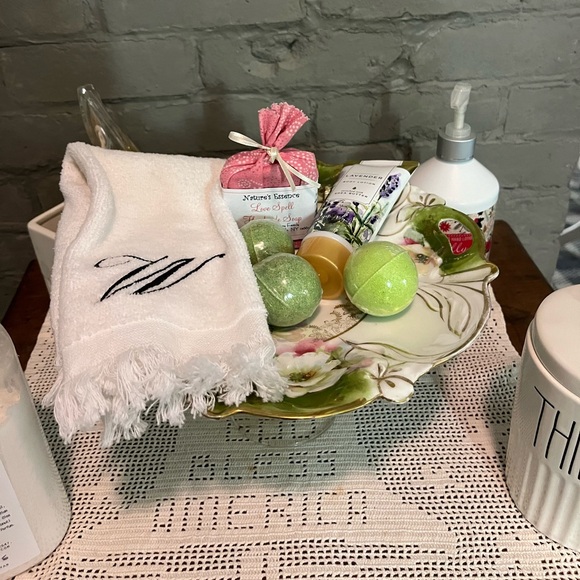 Vintage Plate Stand - Picture 3 of 14